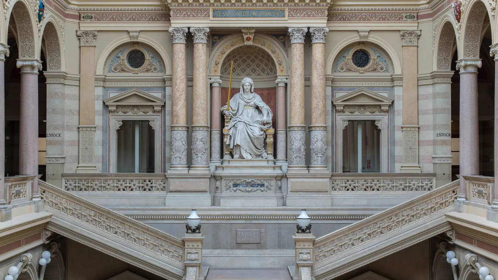 Zentrale Aula des Justizpalastes in Wien als Sitz der Justizverwaltung.