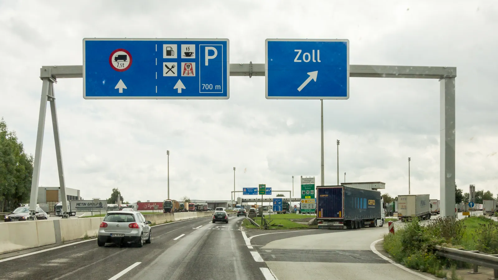 LKW-Güterverkehr und Straßentransport am Grenzübergang nach Österreich.