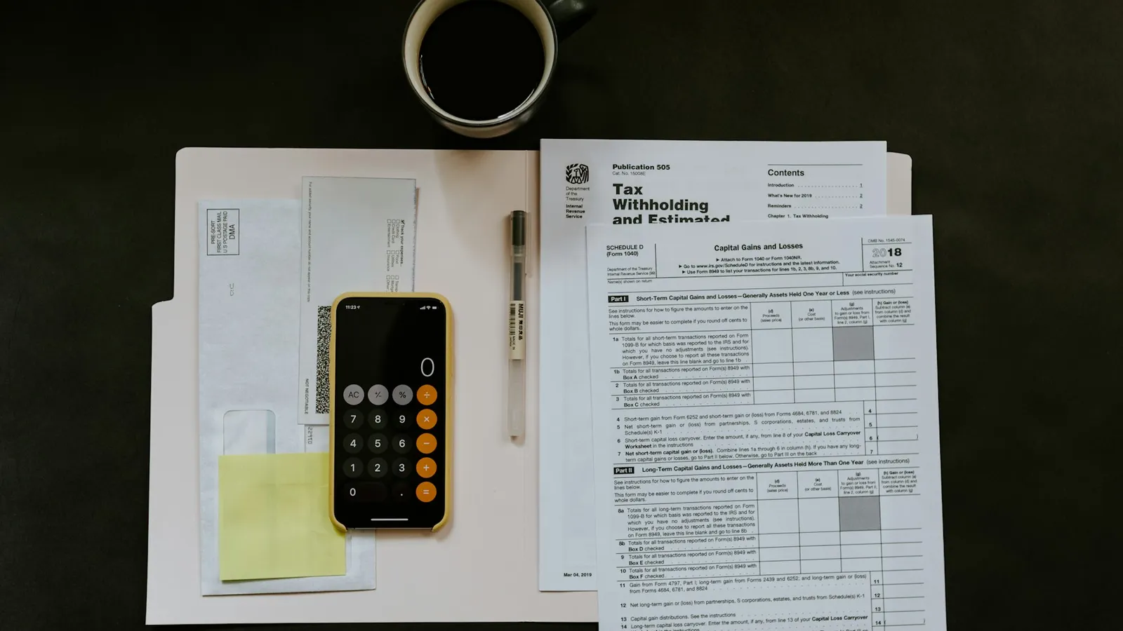 Finanzberichte, Budgetplanung und Stift auf einem Schreibtisch.